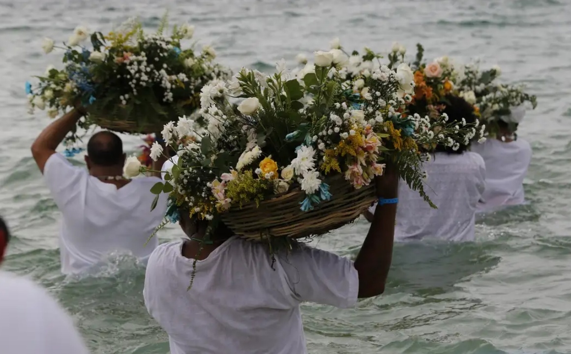 Dia 2 de fevereiro de comemora o dia de Iemenjá (FOTO: Fernando Frazão/Agência Brasil) Diário do Grande ABC - Notícias e informações do Grande ABC: Santo André, São Bernardo, São Caetano, Diadema, Mauá, Ribeirão Pires e Rio Grande da Serra