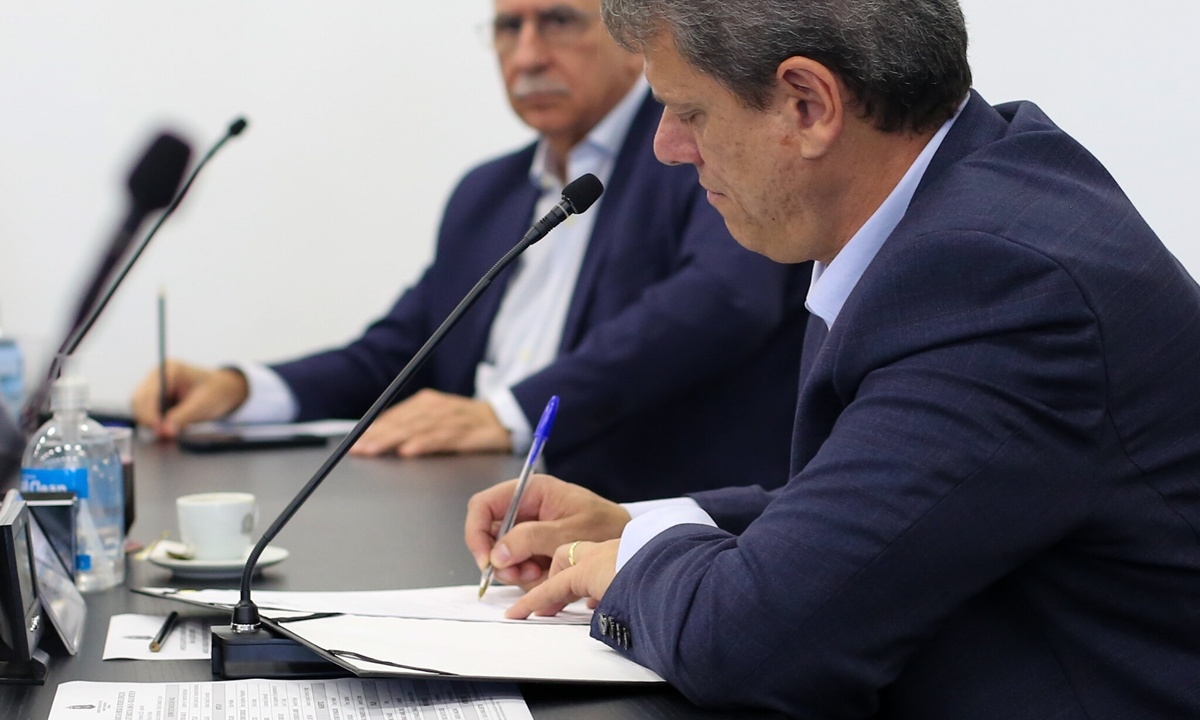 Tarcísio assinou documento que autoriza o estudo (Foto: Marcelo S. Camargo/Governo do Estado de SP) Diário do Grande ABC - Notícias e informações do Grande ABC: Santo André, São Bernardo, São Caetano, Diadema, Mauá, Ribeirão Pires e Rio Grande da Serra