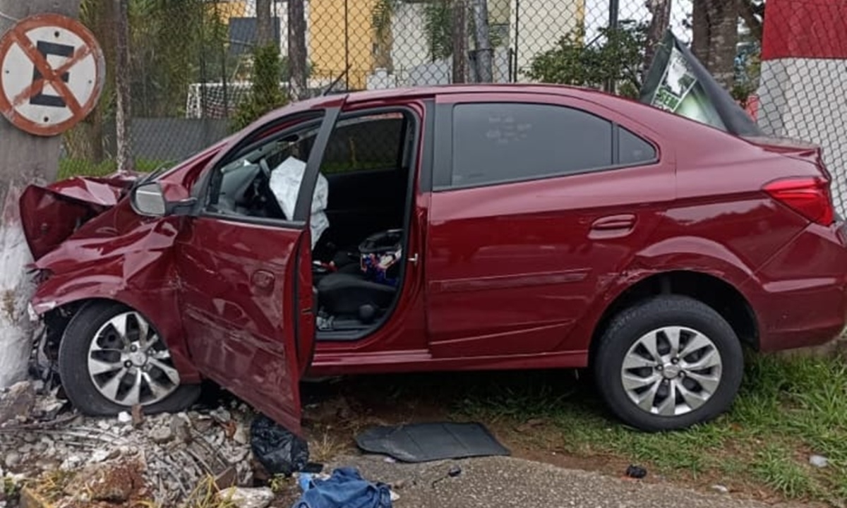 Carro após fuga e batida (FOTO: Reprodução) Diário do Grande ABC - Notícias e informações do Grande ABC: Santo André, São Bernardo, São Caetano, Diadema, Mauá, Ribeirão Pires e Rio Grande da Serra
