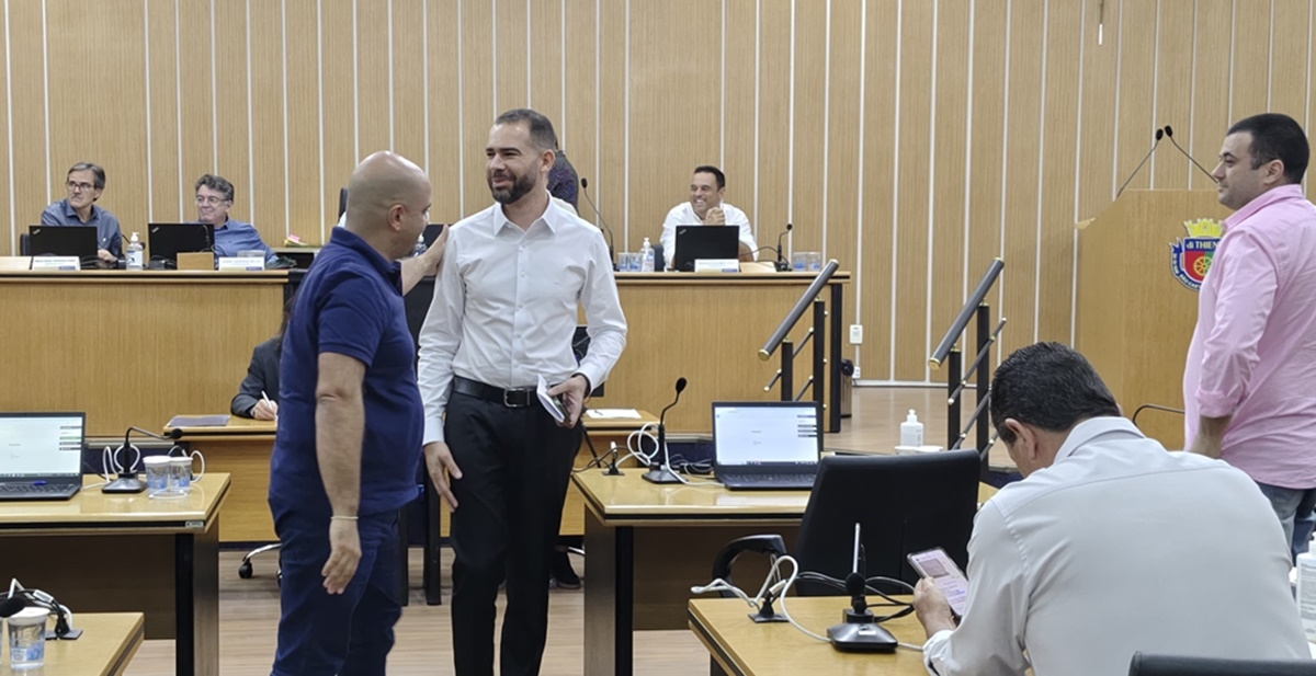 Cavelagna (ao centro) recebe as boas-vindas de Olyntho Voltarelli - Wilson Guardia/DGABC Diário do Grande ABC - Notícias e informações do Grande ABC: Santo André, São Bernardo, São Caetano, Diadema, Mauá, Ribeirão Pires e Rio Grande da Serra