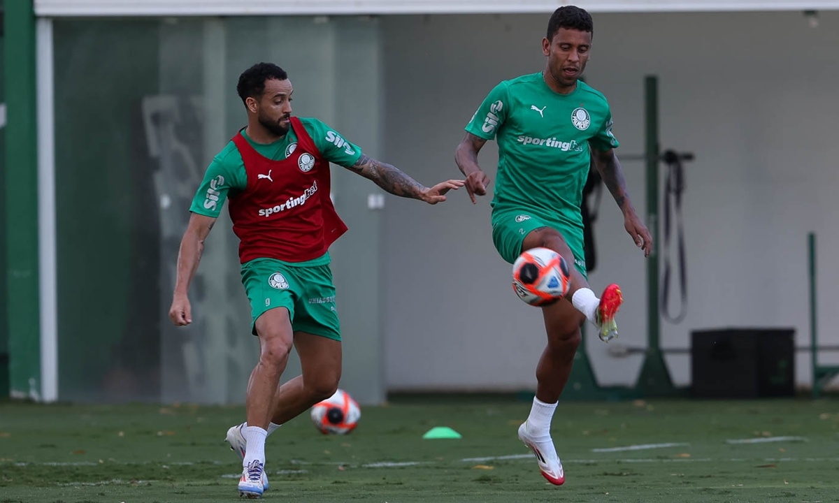 Os jogadores Felipe Anderson (à esquerda) e Marcos Rocha durante treinamento na Academia de Futebol (Foto: Cesar Greco/Palmeiras/by Canon) Diário do Grande ABC - Notícias e informações do Grande ABC: Santo André, São Bernardo, São Caetano, Diadema, Mauá, Ribeirão Pires e Rio Grande da Serra