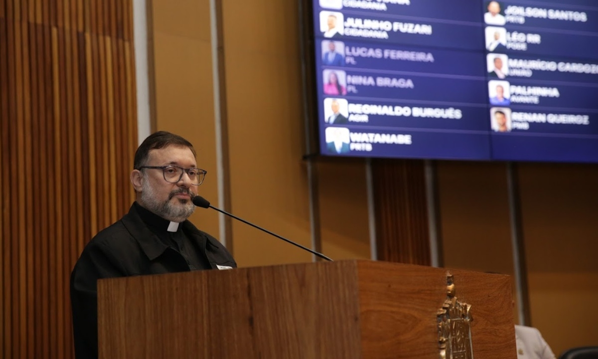 Padre Jean Rafael Eugênio Barros na tribuna da Câmara (FOTO: Letícia Teixeira/CMSBC) Diário do Grande ABC - Notícias e informações do Grande ABC: Santo André, São Bernardo, São Caetano, Diadema, Mauá, Ribeirão Pires e Rio Grande da Serra
