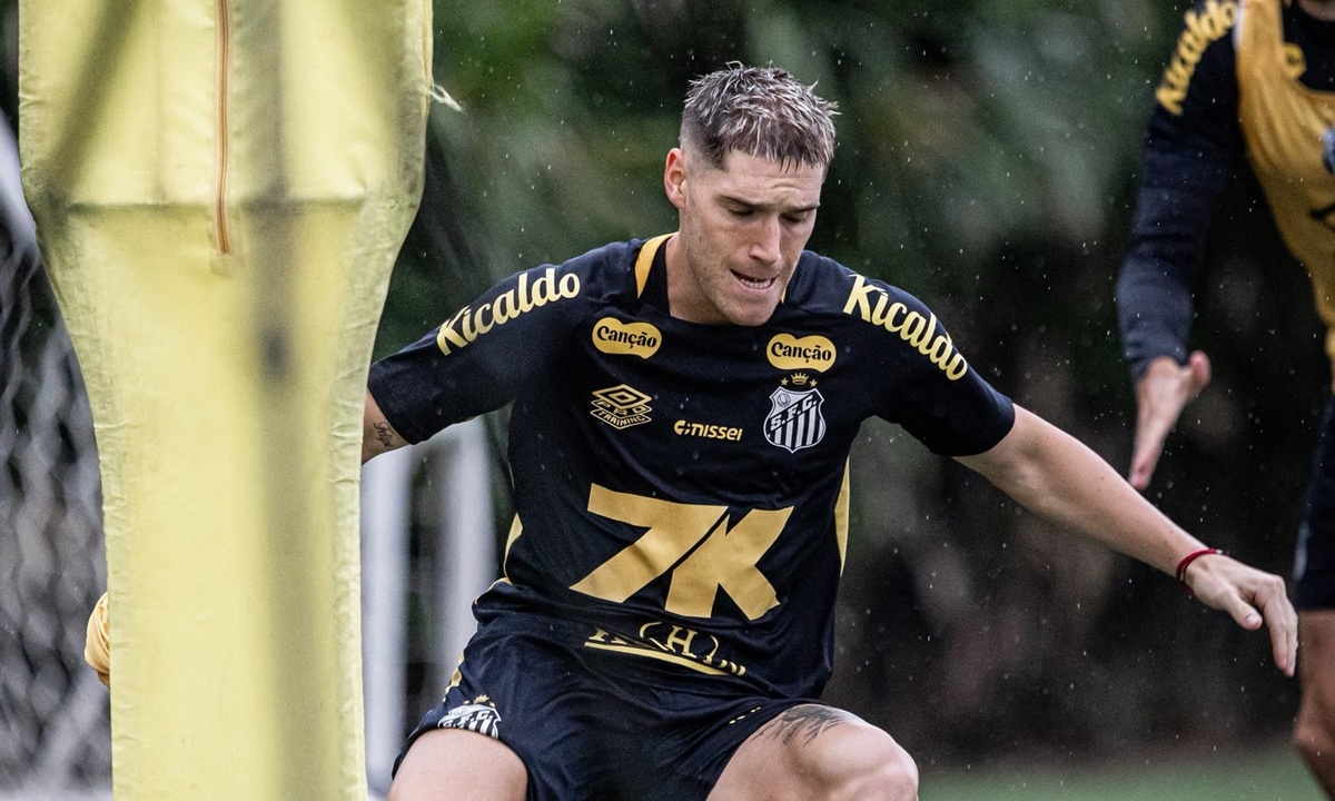 TIme treinou neste domingo, mesmo com chuva (FOTO: Reprodução/X/Santos FC) Diário do Grande ABC - Notícias e informações do Grande ABC: Santo André, São Bernardo, São Caetano, Diadema, Mauá, Ribeirão Pires e Rio Grande da Serra