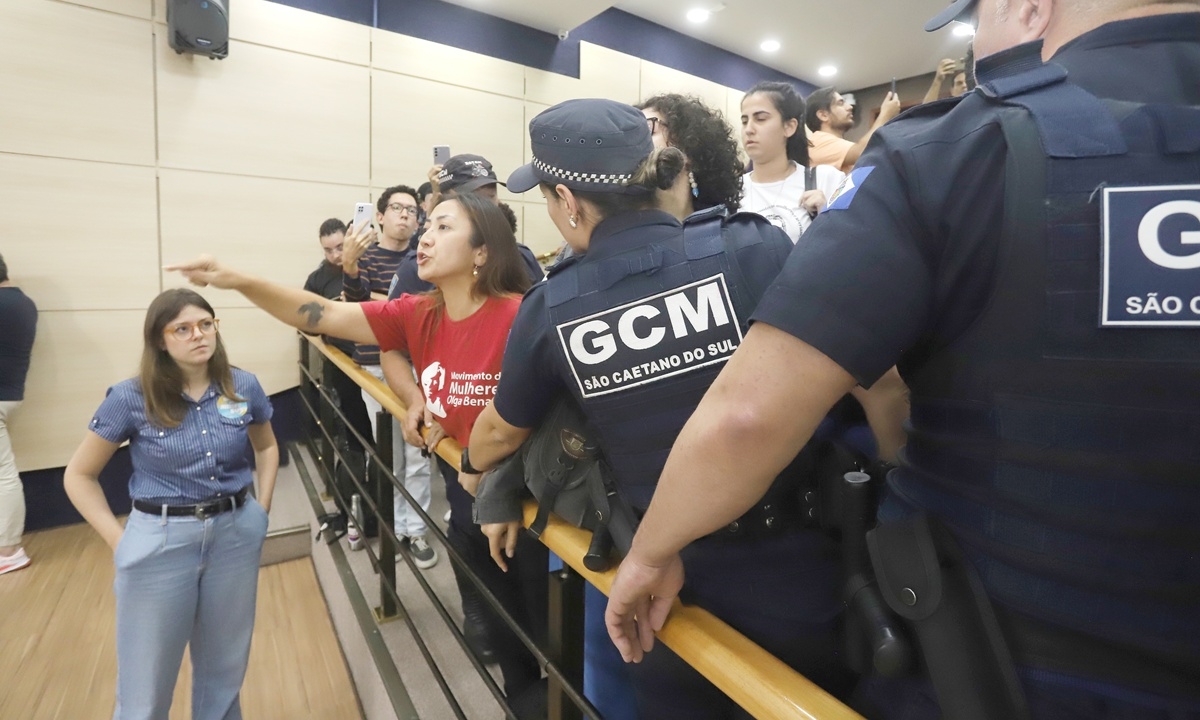 Após tumulto, GCMs agem para manter a ordem e retirar manifestantes do prédio da Câmara (FOTO: Denis Maciel/DGABC) Diário do Grande ABC - Notícias e informações do Grande ABC: Santo André, São Bernardo, São Caetano, Diadema, Mauá, Ribeirão Pires e Rio Grande da Serra