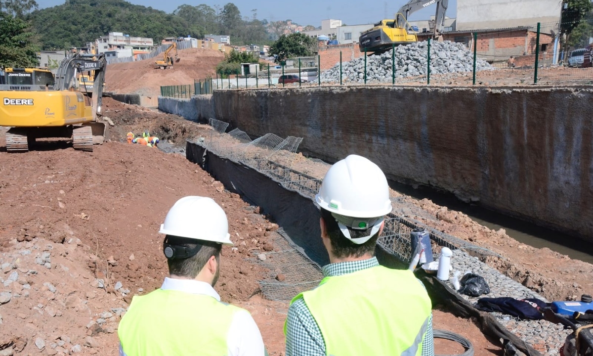 Prefeito Gilvan Ferreira (PSDB) e secretário de Infraestrutura e Obras, Acacio Miranda, em visita à obra nesta terça-feira (22) (FOTO: Eduardo Merlino/PMSA) Diário do Grande ABC - Notícias e informações do Grande ABC: Santo André, São Bernardo, São Caetano, Diadema, Mauá, Ribeirão Pires e Rio Grande da Serra