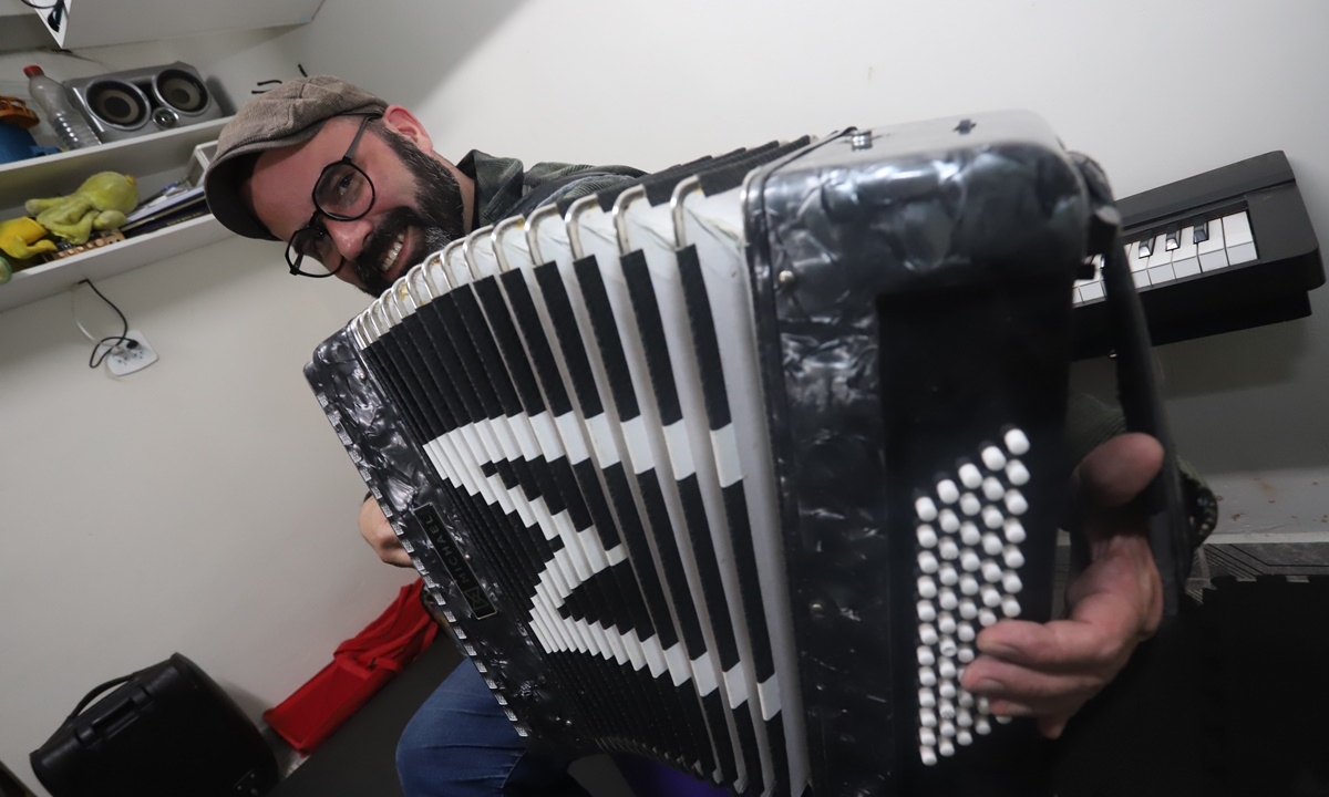 Rogério de Souza, 47, de São Bernardo, é musicoterapeuta há mais de 15 anos FOTO: Denis Maciel/DGABC Diário do Grande ABC - Notícias e informações do Grande ABC: Santo André, São Bernardo, São Caetano, Diadema, Mauá, Ribeirão Pires e Rio Grande da Serra