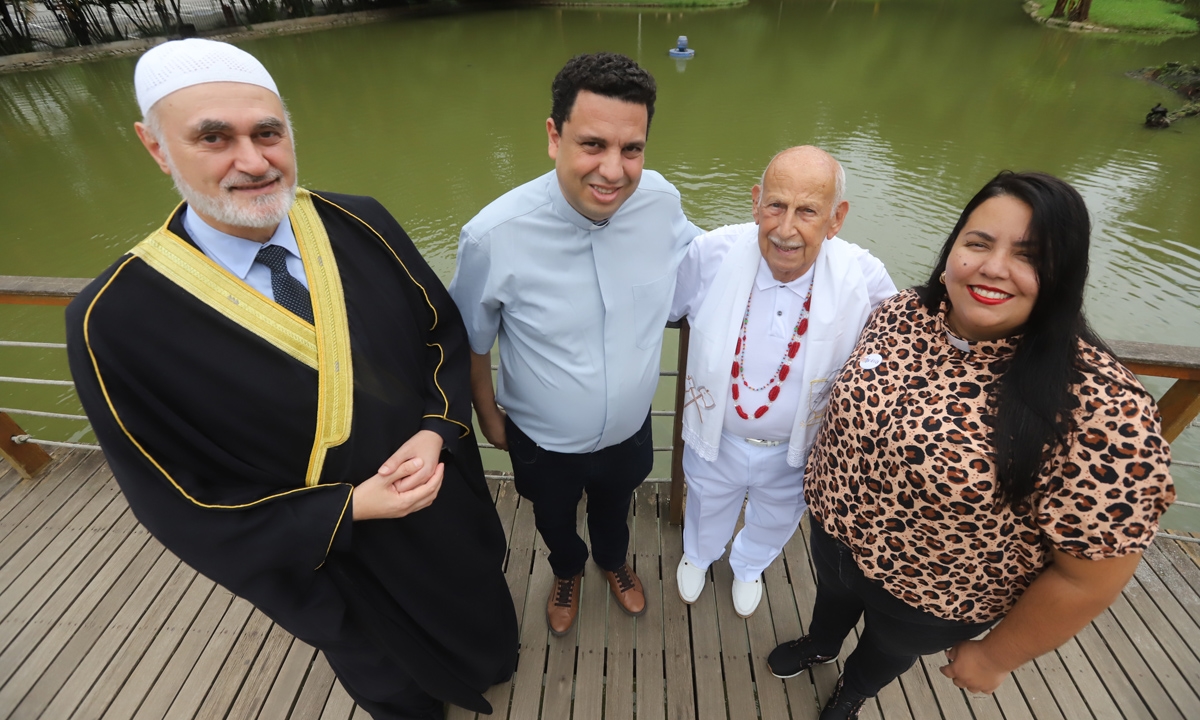 Sheikh Jihad, padre Dayvid da Silva, pai Ronaldo Linares e a pastora Sue’Hellen realizam encontro FOTO: Denis Maciel/DGABC Diário do Grande ABC - Notícias e informações do Grande ABC: Santo André, São Bernardo, São Caetano, Diadema, Mauá, Ribeirão Pires e Rio Grande da Serra