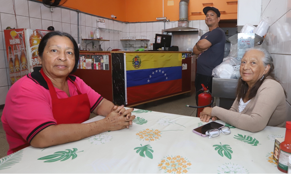 Luís Peña veio ao Brasil em 2018 e depois viu a chegada da mãe Mercedes (esq) e a tia Elia (dir) FOTO: Denis Maciel/DGABC Diário do Grande ABC - Notícias e informações do Grande ABC: Santo André, São Bernardo, São Caetano, Diadema, Mauá, Ribeirão Pires e Rio Grande da Serra