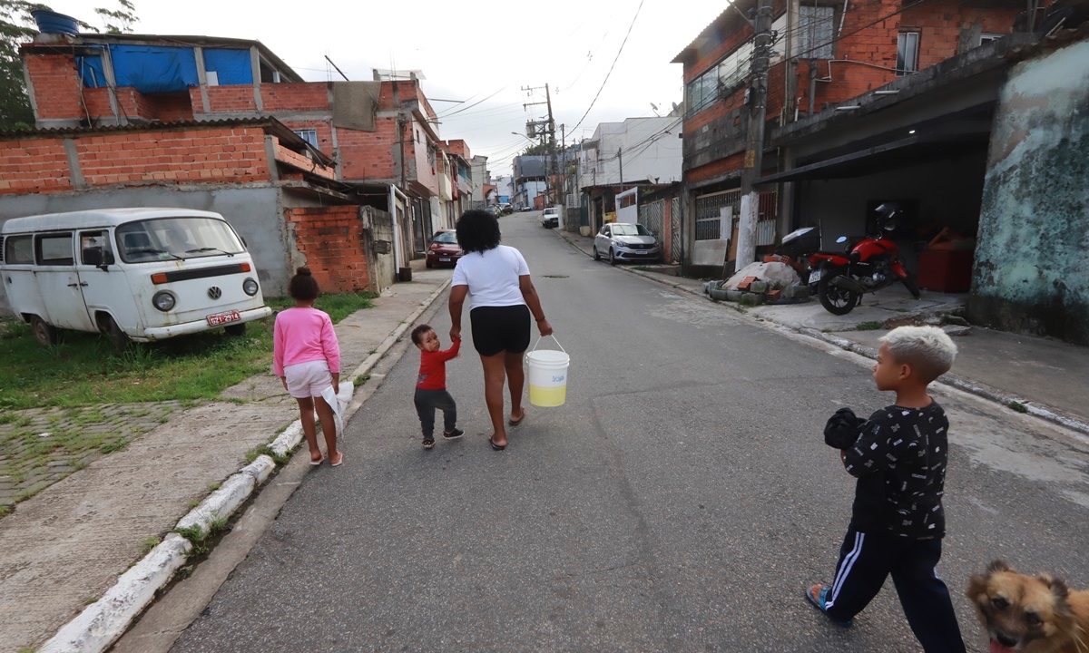 Moradora tem que pegar água do poço para abastecer casa FOTO: Claudinei Plaza/DGABC Diário do Grande ABC - Notícias e informações do Grande ABC: Santo André, São Bernardo, São Caetano, Diadema, Mauá, Ribeirão Pires e Rio Grande da Serra