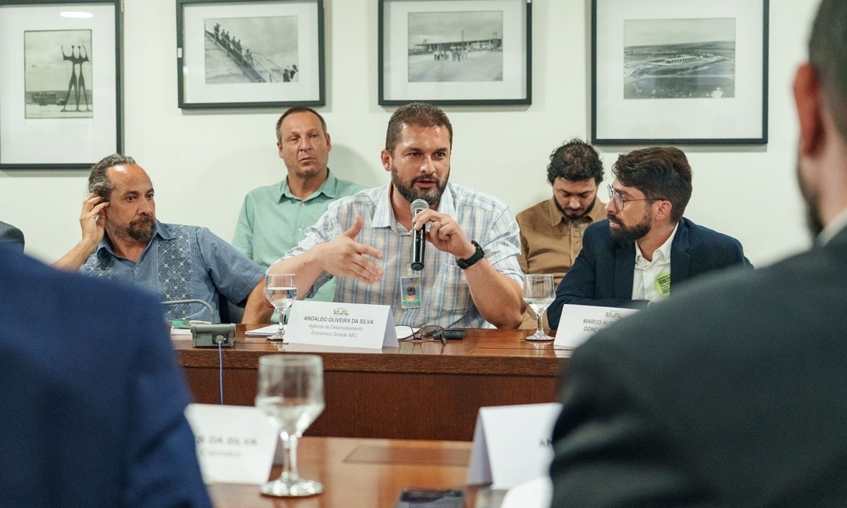 Aroaldo Silva, em destaque no centro (FOTO: Divulgação) Diário do Grande ABC - Notícias e informações do Grande ABC: Santo André, São Bernardo, São Caetano, Diadema, Mauá, Ribeirão Pires e Rio Grande da Serra