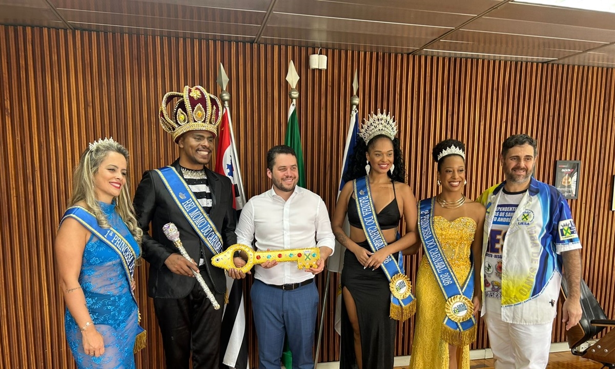 Da Direita para esquerda: Primeira Princesa Janaína, Rei Momo Cleiton, Prefeito Gilvan Ferreira, Rainha Jéssica, Segunda Princesa Beatriz e presidente da Liesa Emerson Ceccato FOTO: Divulgação/Liesa Diário do Grande ABC - Notícias e informações do Grande ABC: Santo André, São Bernardo, São Caetano, Diadema, Mauá, Ribeirão Pires e Rio Grande da Serra