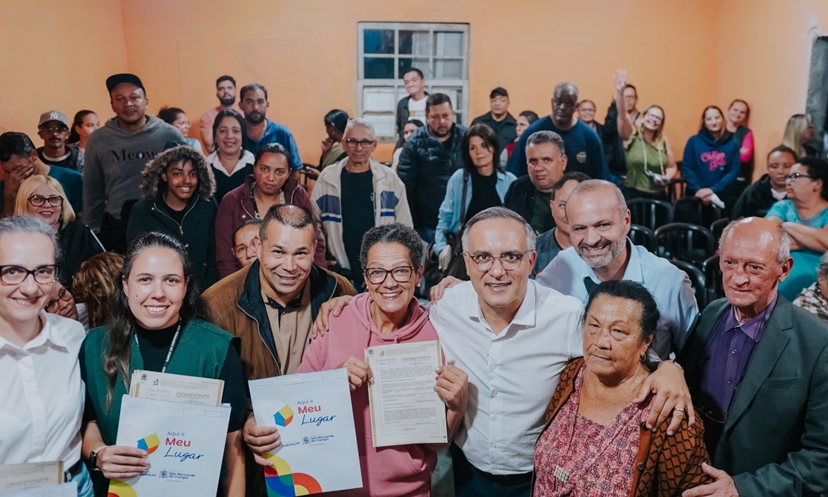 Prefeito Marcelo Lima entrega escrituras para moradores (FOTO: Johnn Menezes/PMSBC) Diário do Grande ABC - Notícias e informações do Grande ABC: Santo André, São Bernardo, São Caetano, Diadema, Mauá, Ribeirão Pires e Rio Grande da Serra