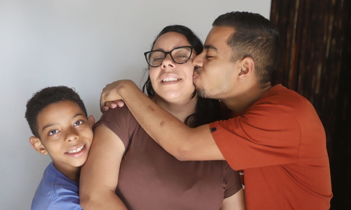 Elaine Souza e os filhos Levy Gilberto, 8 anos, e Vitor Souza, 25 (FOTO: André Henriques/DGABC) Diário do Grande ABC - Notícias e informações do Grande ABC: Santo André, São Bernardo, São Caetano, Diadema, Mauá, Ribeirão Pires e Rio Grande da Serra