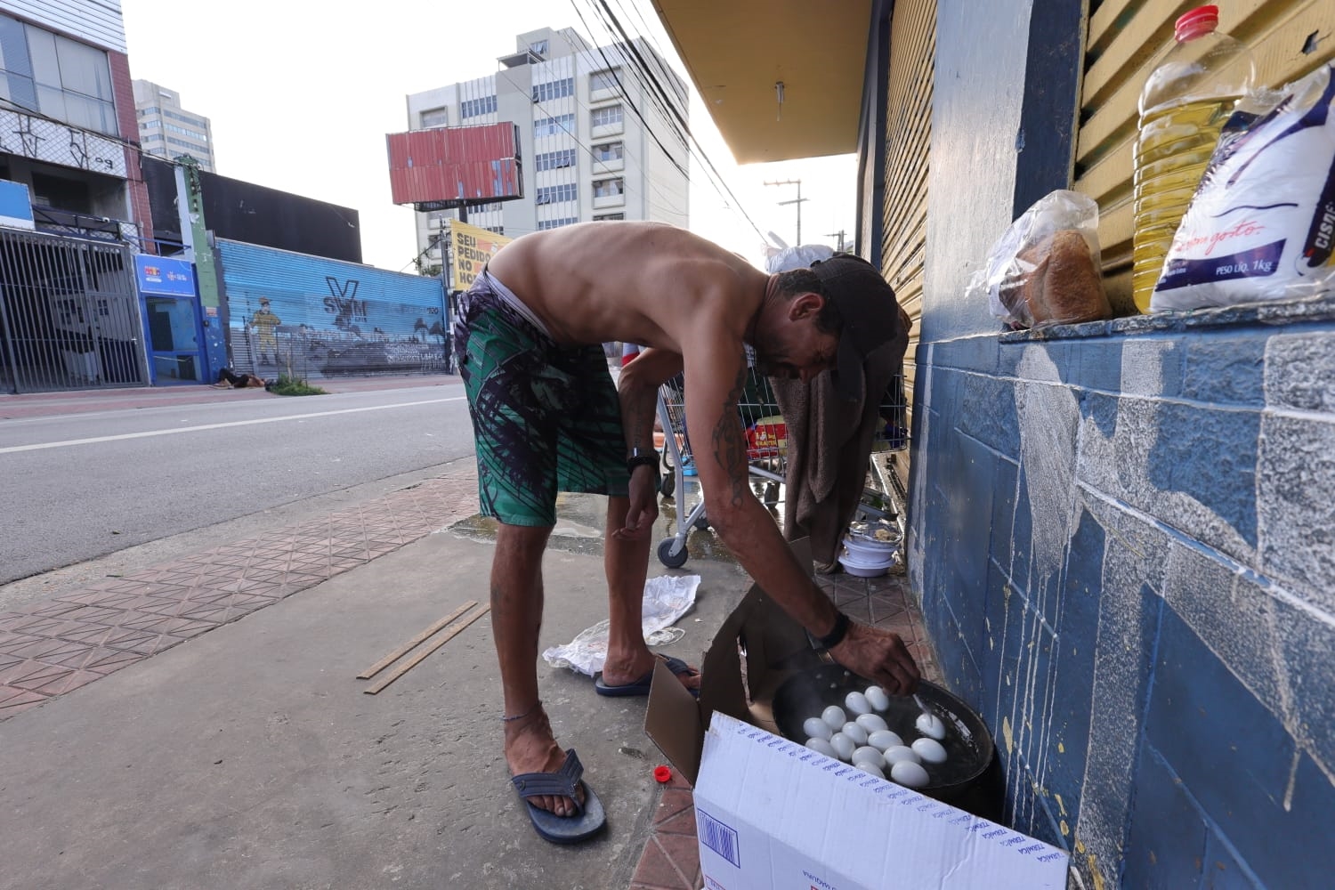 Alex Nogueira cozinhava ovos com fogo improvisado em plena calçada do Centro da cidade FOTO:Celso Luiz/DGABC Diário do Grande ABC - Notícias e informações do Grande ABC: Santo André, São Bernardo, São Caetano, Diadema, Mauá, Ribeirão Pires e Rio Grande da Serra