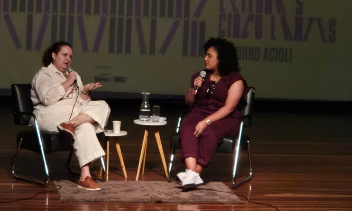 A escritora Socorro Acioli com a mediadora Lorraine Santos no Teatro Clara Nunes FOTO: Meire Coelho/Sesc São Caetano Diário do Grande ABC - Notícias e informações do Grande ABC: Santo André, São Bernardo, São Caetano, Diadema, Mauá, Ribeirão Pires e Rio Grande da Serra