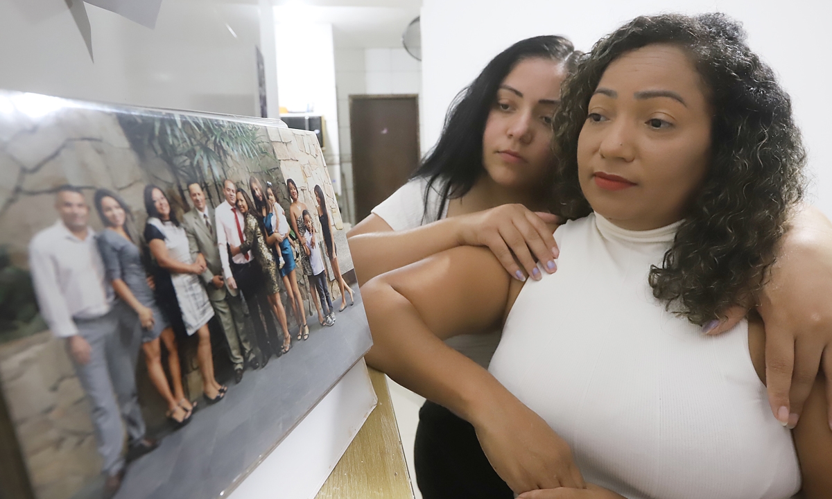Silvia e Sandra de Souza Costa relembram momentos felizes em família e lamentam perda da irmã FOTO: André Henriques/DGABC Diário do Grande ABC - Notícias e informações do Grande ABC: Santo André, São Bernardo, São Caetano, Diadema, Mauá, Ribeirão Pires e Rio Grande da Serra