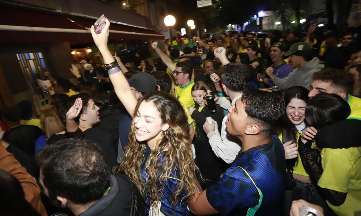 Festa da torcida na Avenida Goiás FOTO: Denis Maciel/DGABC Diário do Grande ABC - Notícias e informações do Grande ABC: Santo André, São Bernardo, São Caetano, Diadema, Mauá, Ribeirão Pires e Rio Grande da Serra