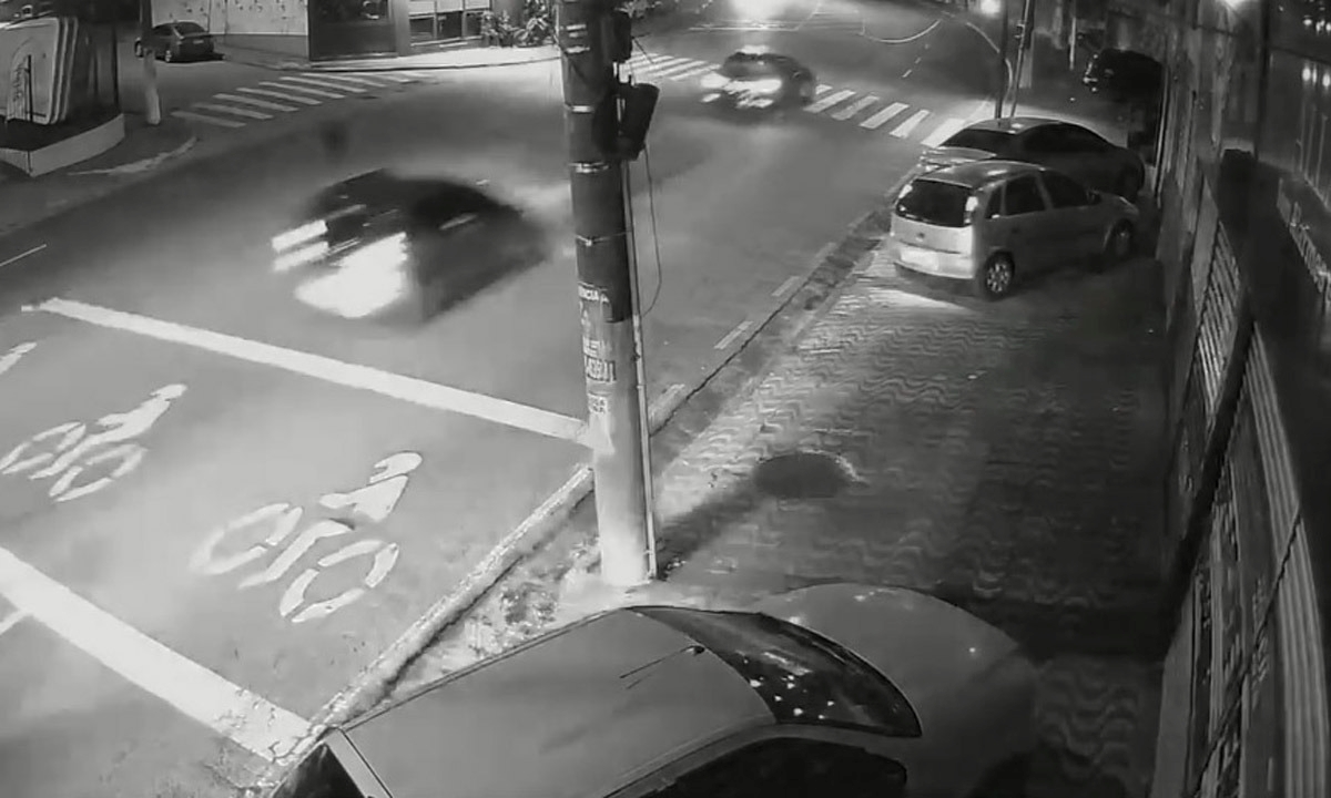 Supostos veículos envolvidos em alta velocidade na Avenida Capitão João, em Mauá FOTO: Reprodução Diário do Grande ABC - Notícias e informações do Grande ABC: Santo André, São Bernardo, São Caetano, Diadema, Mauá, Ribeirão Pires e Rio Grande da Serra