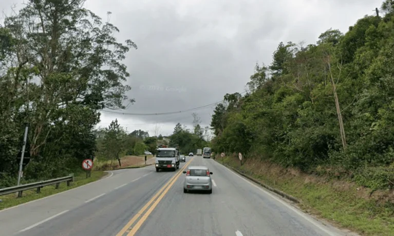 Colisão entre dois carros deixa dois feridos na Índio Tibiriçá, em Ribeirão Pires