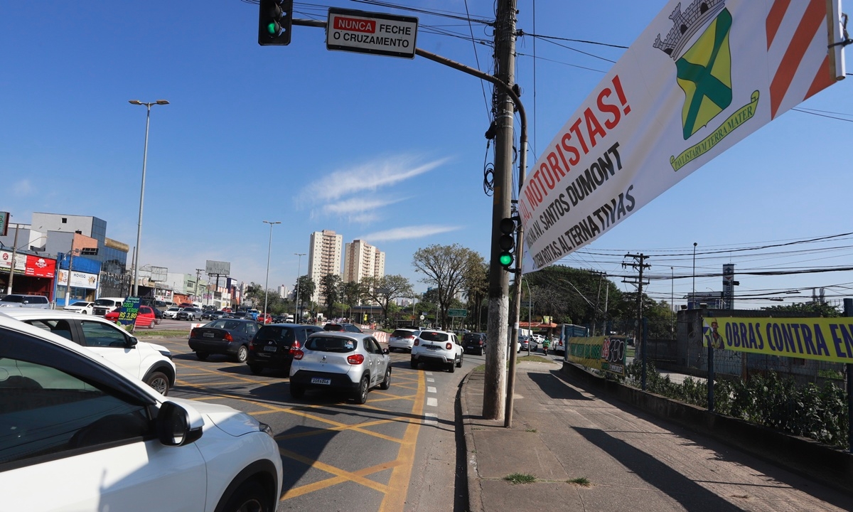 Motoristas observam Avenida Santos Dumont fechada e utilizam Avenida Pedro Américo como alternativa FOTO: Celso Luiz/DGABC Diário do Grande ABC - Notícias e informações do Grande ABC: Santo André, São Bernardo, São Caetano, Diadema, Mauá, Ribeirão Pires e Rio Grande da Serra